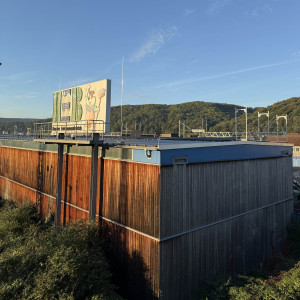 Blick auf das Salzlager und die neue Photovoltaikanlage vergrössern
